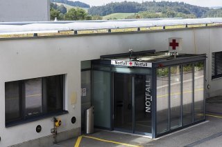 Les urgences de l'hôpital de Tavel (FR) étaient fermées la nuit en raison de la pandémie de coronavirus (archives).